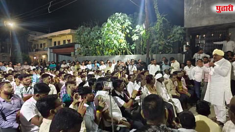 इंदापुरात गारटकर यांच्या निवासस्थानी रात्री झालेल्या गारटकर समर्थकांच्या बैठकीला मोठा जनसमुदाय उपस्थित होता.