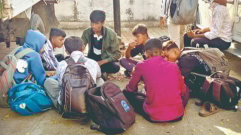 Solapur News: ऐन थंडीत वडापाववर रात्र काढली; ग्रामीण खेळाडूंची व्यथा 