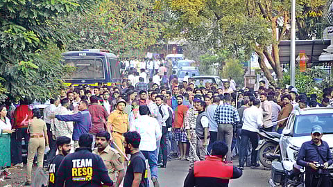 पोलिसांचा मोठा फौजफाटा व वन विभागाच्या रेस्क्यू टीमच्या अथक प्रयत्नानंतर बिबट्या जेरबंद केला गेला.