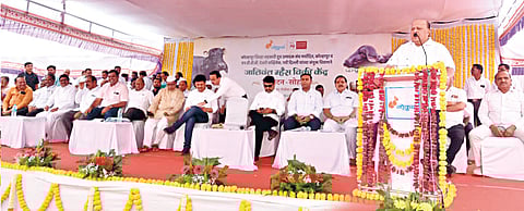 लिंगनूर : येथील गोकुळच्या कार्यक्रमात बोलताना मंत्री हसन मुश्रीफ.  व्यासपीठावर पालकमंत्री प्रकाश आबिटकर, आमदार सतेज पाटील, माजी आमदार राजेश पाटील, संघाचे चेअरमन नविद मुश्रीफ, ज्येष्ठ संचालक विश्वास पाटील, अरुण डोंगळे, एन.डी.डी.बी.चे प्रतिनिधी व संघाचे अधिकारी.                                                           