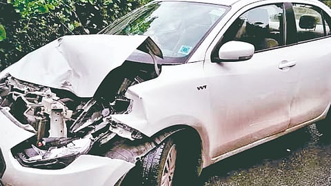 Solapur Accident : सीट बेल्टमुळे वाचले शिक्षणाधिकाऱ्यांचे प्राण