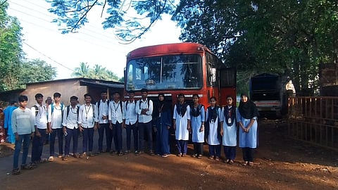 Students Protest: उशिरा येणाऱ्या बसचा फटका; ओझरमध्ये एसटी रोखून विद्यार्थ्यांचे आंदोलन 