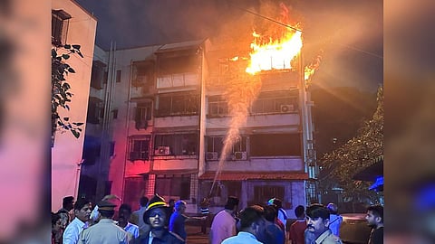Mumbai Fire : घाटकोपरच्या अमृतनगरमध्ये इमारतीला भीषण आग; लाखोंचे नुकसान, जीवितहानी टळली