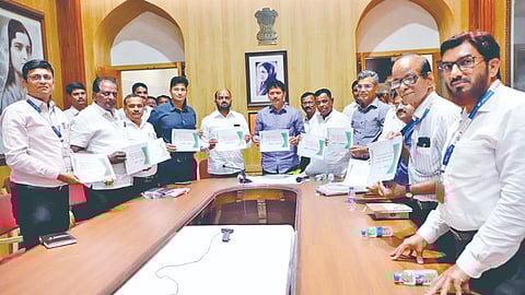 कोल्हापूर : जिल्ह्यातील ‘एनए’चे प्रस्ताव जिल्हा प्रशासनाकडे देताना पालकमंत्री प्रकाश आबिटकर. यावेळी उपस्थित आ. महाडिक, आ. माने, कार्तिकेयन एस., गजानन गुरव, शिवाजी भोसले आदी.