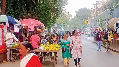 Illegal hawkers on Charkop road