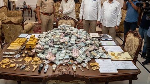 Gondia News : गोंदियातील RTO अधिकाऱ्याच्या घरात ४ कोटी २५ लाखांची ‘माया’, लाच घेल्यानंतर तपासात भ्रष्ट संपत्तीचा खजिना उघड