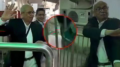 माजी सरन्यायाधीश बी. आर. गवई यांच्यावर बूट फेकण्याचा प्रयत्न करणारा वकील राकेश किशोर याला दिल्लीच्या कडकडडूमा कोर्ट परिसरात चपलेने मारहाण झाल्याची घटना समोर आली आहे. 