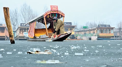 Dal Lake freezing