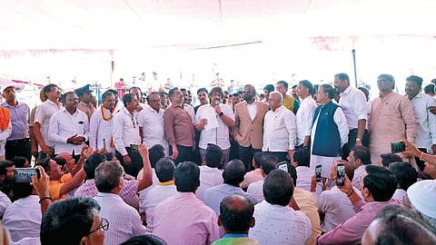 Belgaum teachers protest : अनुदान न दिल्यास शाळा बंद