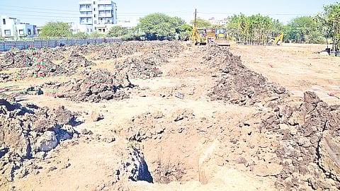 नाशिक : मखमलाबाद परिसरातील कॅनॉल लगतच्या सर्वे नंबर ६९ येथे वृक्ष लागवडीसाठी खोदण्यात आलेले खड्डे. 