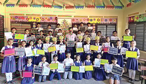 निफाड : राष्ट्रीय ऊर्जा संवर्धन दिनानिमित्त कमी झालेले वीजबिल दाखविताना वैनतेय प्राथमिक विद्यामंदिरातील विद्यार्थी. समवेत शिक्षक गोरख सानप. 