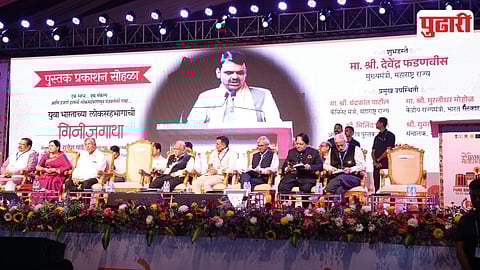  पुस्तक महोत्सवात मार्गदर्शन करताना मुख्यमंत्री देवेंद्र फडणवीस. यावेळी व्यासपीठावर उपस्थित अन्य मान्यवर.