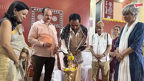 सुंबा कला महोत्सव उद्‌घाटन प्रसंगी दीपप्रज्वलन करताना पी. मणी. या वेळी (डावीकडून) चित्रा मेटे, विनय फडणीस, पी. मणी, श्रीकृष्ण परांजपे, पूर्वा परांजपे आणि मंजिरी मनोलकर.