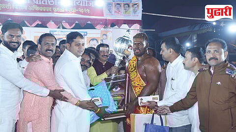 मुळशी केसरी किताब पटकाविणारा मनीष रायते पारितोषिक स्वीकारताना.