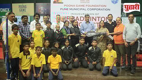 एअरबॅडमिंटन उपक्रमाचे उद्घाटन करताना बॅडमिंटनपटू प्रकाश पदुकोण, वसुंधरा बरवे, अनिरुध्द देशपांडे व मान्यवर.