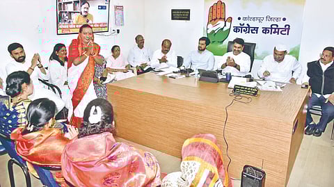 कोल्हापूर : महानगरपालिका निवडणुकीसाठी काँग्रेस कमिटीमध्ये इच्छुकांच्या मुलाखती झाल्या. यावेळी आ. सतेज पाटील, ऋतुराज पाटील, सचिन चव्हाण, आनंद माने, राजेश लाटकर, भारती पोवार आदी उपस्थित होते.  