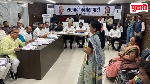 राष्ट्रवादी काँग्रेस शरद पवार गटाच्या इच्‍छुक उमेदवारांच्या मुलाखती शहरातील पदाधिकारी घेताना.