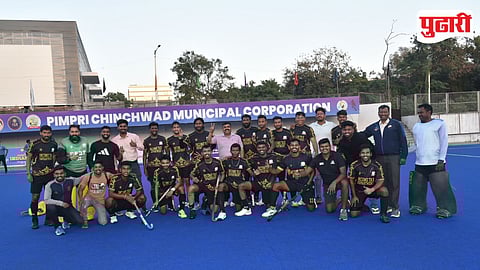 डॉ. आंबेडकर हॉकी स्‍पर्धेतील विजेता इन्‍कम टॅक्‍सचा संघ करंडकासह.