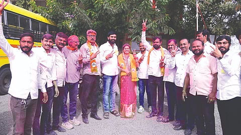 सटाणा : येथील नगर परिषदेच्या निवडणुकीत थेट नगराध्यक्षपदी विजयी झालेल्या शिवसेनेच्या हर्षदा पाटील
व नगरसेवक पदाचे उमेदवार जल्लोष करताना. 