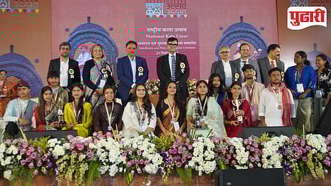 राष्ट्रीय कला उत्सवातील पुरस्कारविजेत्या विद्यार्थ्यांसह अन्य मान्यवर.