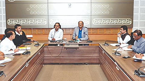 नाशिक : अधिकाऱ्यांच्या बैठकीत बोलताना जिल्हाधिकारी आयुष प्रसाद. समवेत महाराष्ट्र राज्य रस्ते विकास महामंडळाचे प्रकल्प संचालक ब्रिजेश दीक्षित, उपवनसंरक्षक सिद्धेश सावर्डेकर, राकेश सेपट, उपजिल्हाधिकारी राजेंद्र वाघ (भूसंपादन), सार्वजनिक बांधकाम विभागाचे कार्यकारी अभियंता नवनाथ सोनवणे.