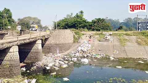 पाटस येथील कालव्यामध्ये टाकण्यात येणारा कचरा.