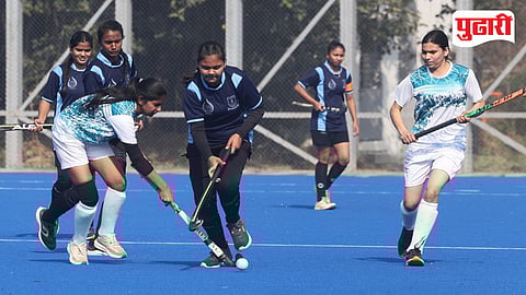 गोंडवाना विद्यापीठ गडचिरोली संघाचे खेळाडू चेंडूवर ताबा मिळविताना.