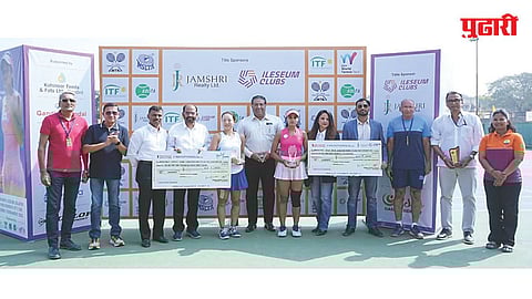 महिलांच्या आयटीएफ टेनिस स्पर्धेतील विजेते स्‍पर्धक मान्यवरांसमवेत.