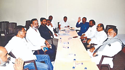 नाशिक : शिवसेना उबाठा कार्यालयात सुरु असलेली पदािधका-यांची बैठक