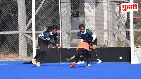 चेंडूवर ताबा मिळविताना महाराज कृष्णकुमार सिंहजी भावनगर गुजरात संघातील खेळाडू.