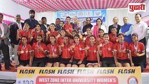 पश्चिम विभागीय आंतरविद्यापीठ मुलींच्या हॉकी स्पर्धेतील विजेता आयटीएम विद्यापीठ ग्वाल्हेर संघ मान्यवरांच्या हस्‍ते पारितोषिक स्‍विकारताना.