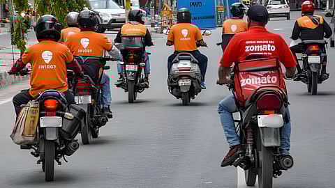 Delivery workers Strike : फूड डिलिव्हरी होणार ठप्प?  झोमॅटो, स्विगीसह अन्य वर्कर्सनी दिली संपाची हाक! काय आहेत मागण्या?