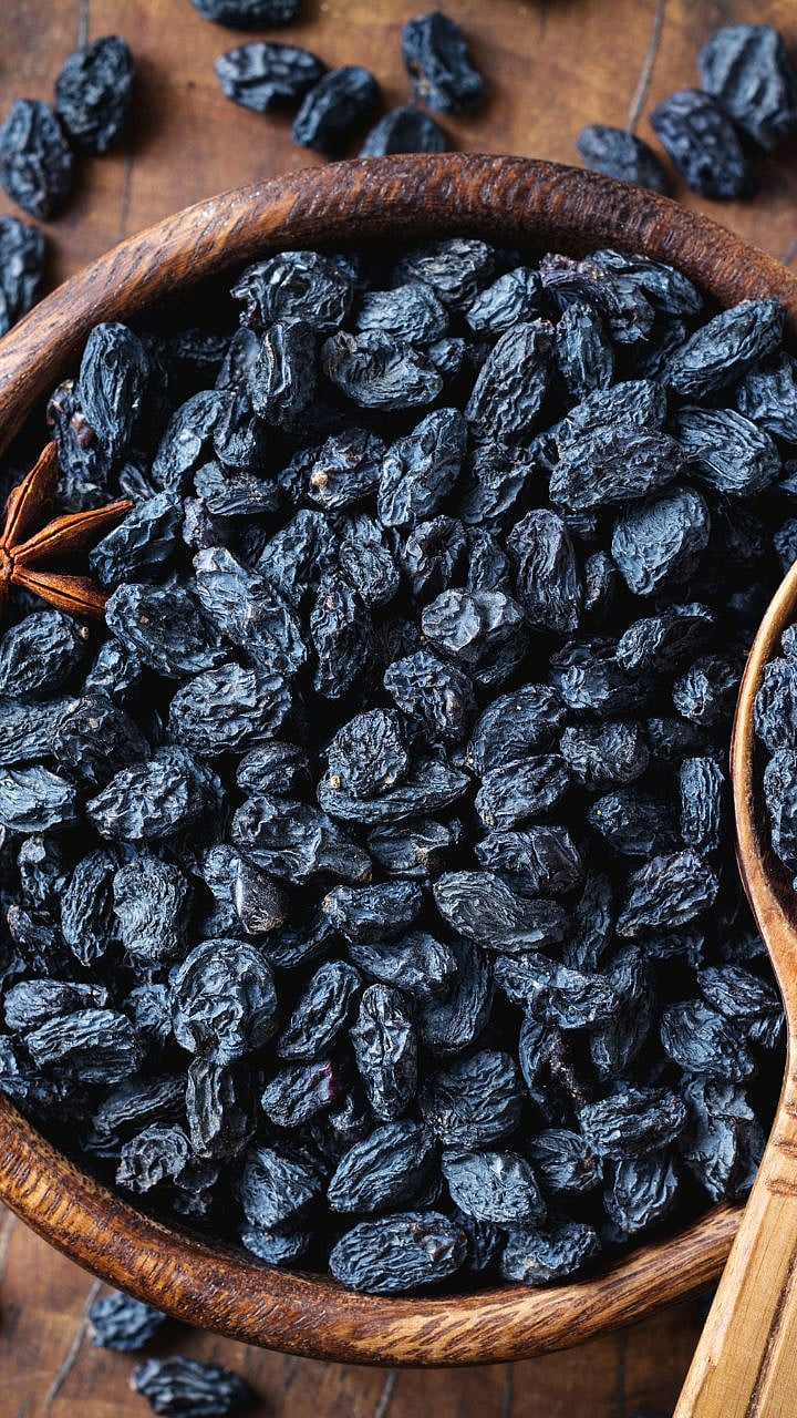 Black Raisins Benefits: काळ्या मनुक्याचे ८ फायदे... मात्र खाण्याची ...