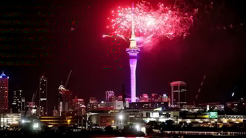 ऑकलंड शहराच्या वैभवात भर घालणारा 'स्काय टॉवर' याच्‍या 'थर्टी फस्‍ट'चे  सेलिब्रेशनचा मुख्य केंद्रबिंदू ठरला.