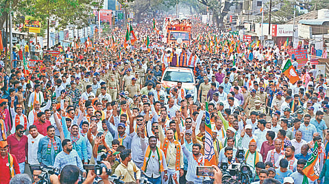 इचलकरंजी : महायुतीच्या प्रचारार्थ मुख्यमंत्री देवेंद्र फडणवीस यांच्या विजयी संकल्प यात्रेला उत्स्फूर्त प्रतिसाद मिळाला.	