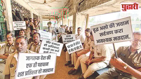 मुंबई : महापालिकेकडून मतदानासाठी जनजागृती अभियान राबविण्यात येत आहे. यावेळी पालिकेच्या कर्मचाऱ्यांनी देखील आपला सहभाग नोंदवत जनजागृती केली.