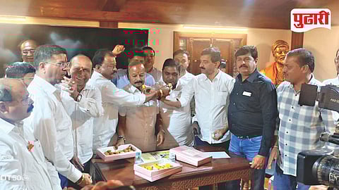 अंबरनाथ : अंबरनाथमध्ये शिवसेनेने 32 चा बहुमताचा आकडा मिळवत सत्ता स्थापनेचा दावा केल्यानंतर कार्यकर्त्यांनी जल्लोष केला. सर्वाधिक 27 नगरसेवक निवडून आणणाऱ्या शिवसेनेला सत्तेबाहेर ठेवण्यासाठी भाजपचे प्रदेशाध्यक्ष रवींद्र चव्हाण यांनी काँग्रेसला सोबत घेतले. मात्र, भाजपला चेकमेट देत शिंदे सेनेेचे खासदार डॉ. श्रीकांत शिंदे यांनी, सत्तेचा मांडलेला सारीपाट उधळून लावत बहुमताचा आकडा राष्ट्रवादी अजित पवार गट आणि अपक्षांना सोबत घेत मिळवला. भाजप-शिवसेनेतील या शह-काटशहाची जोरदार चर्चा आहे.