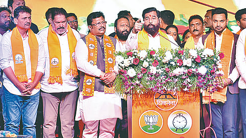 कोल्हापूर : छत्रपती शिवाजी महाराज चौकात आयोजित प्रचार सभेत बोलताना उपमुख्यमंत्री एकनाथ शिंदे. यावेळी उपस्थित पालकमंत्री प्रकाश आबिटकर, राज्य नियोजन मंडळाचे कार्यकारी अध्यक्ष, आमदार राजेश क्षीरसागर, खासदार धैर्यशील माने आदी. 	