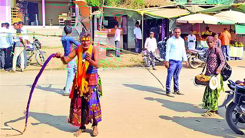 मोबाईलच्या अतिरेकात 'पोतराज' परंपरेचा बळी