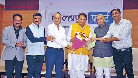 कोल्हापूर : ‘कोल्हापूर फर्स्ट’च्या पहिल्या संयुक्त बैठकीत प्रमुख पाहुणे माजी केंद्रीय मंत्री सुरेश प्रभू यांचा सत्कार करण्यात आला. यावेळी उपस्थित कोल्हापूर फर्स्टचे चेअरमन सुरेंद्र जैन, व्हा. चेअरमन अ‍ॅड. सर्जेराव खोत, डॉ. अमोल कोडोलीकर, प्रताप पाटील, बाळ पाटणकर आदी.