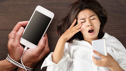 Mobile Addiction Symptoms | सावधान! मोबाईलचं ‘व्यसन’ तुमचं आयुष्य पोखरत तर नाही ना? ओळखा ही ७ धोक्याची लक्षणं!