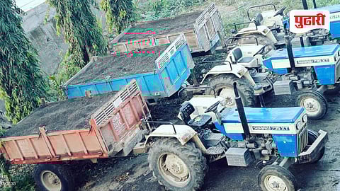 Akola news | महसूल विभागाचा दणका! कंझरा येथे अवैध मुरूम वाहतूक करणारे दोन ट्रॅक्टर जप्त; दोघांविरुद्ध गुन्हा दाखल