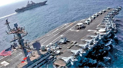 अरबी समुद्रात तैनात अमेरिकेचे विमानवाहू जहाज यूएसएस अब्राहम लिंकन.