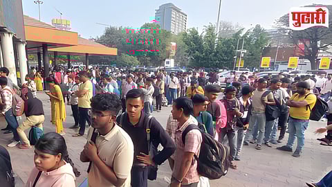 Pune Railway Station Crowd