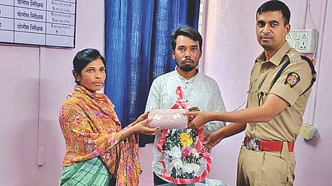 Kalmnuri honest citizen returns lost purse