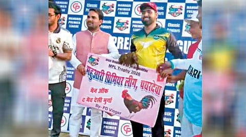 ना मेडल, ना ट्रॉफी! देवरियात 'मॅन ऑफ द मॅच'ला मिळाला चक्क जिवंत देशी कोंबडा