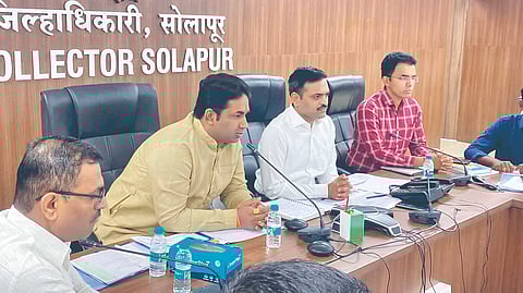 Solapur News: रस्त्यांसाठी वाढीव निधीच्या मागणीला मुख्यमंत्र्यांचा तत्काळ होकार