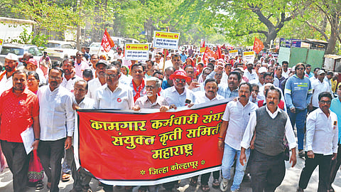 कोल्हापूर : जिल्ह्यातील कामगारांनी संप करत सोमवारी दसरा चौक ते जिल्हाधिकारी कार्यालय असा मोर्चा काढला.	