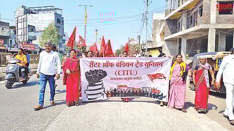 Lal Bavta protest at Majalgaon