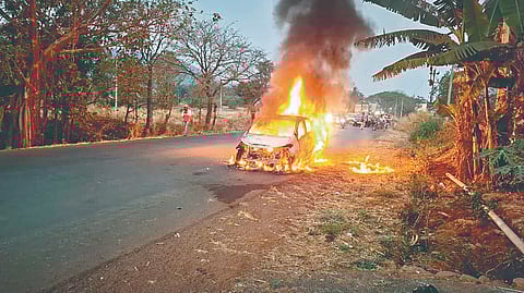 Muchandi burning car: मुचंडीजवळ बर्निंग कारचा थरार